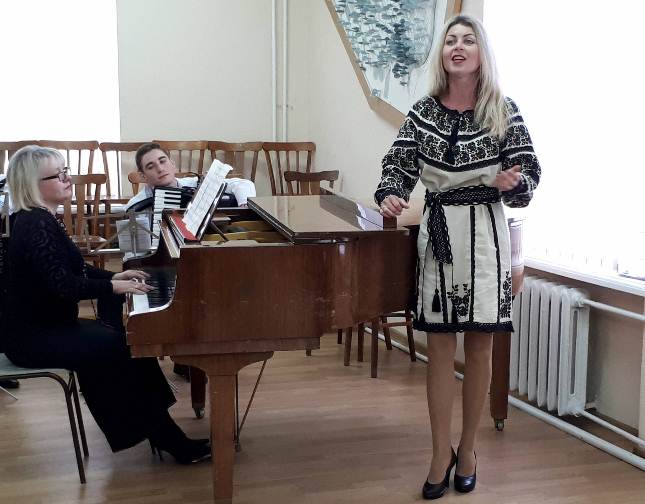 Заслужений працівник культури України Наталія Овод виконує вокальний твір «Знову весна» на слова Лесі Українки та музику Василя Барвінського